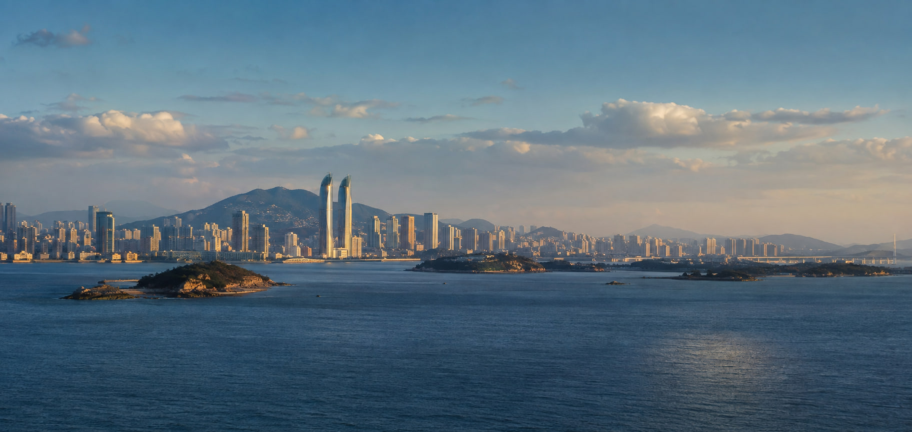 厦门海岸与城市天际线